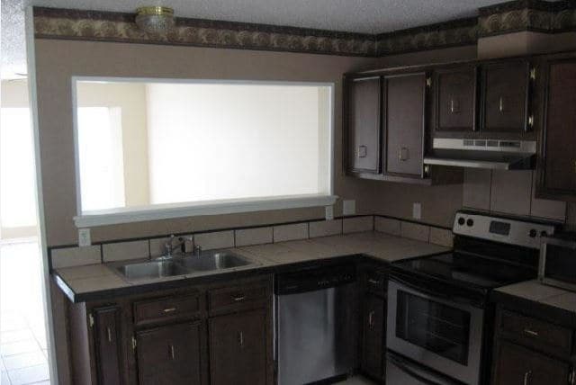 Kitchen - Apple Valley Townhomes