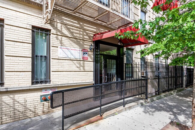 Entrada - 202-216 W 146th St