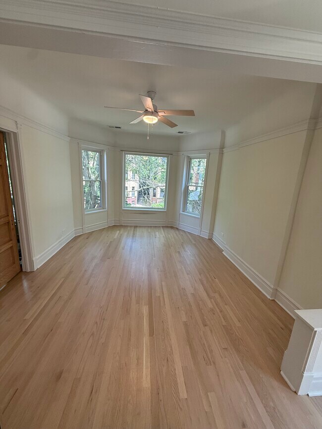 Sala de estar - 6220 N Magnolia Ave