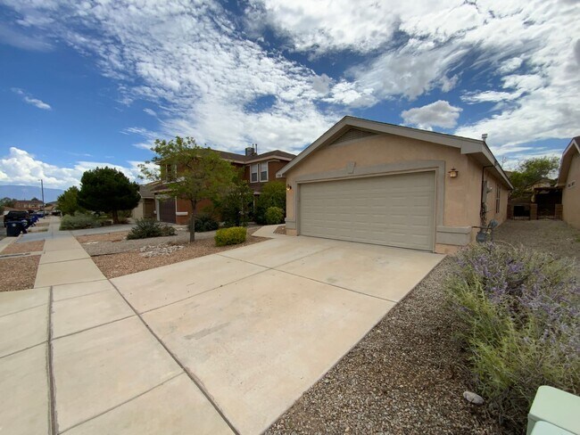 Foto del edificio - 3 Bedroom Single Story Home Available Near...