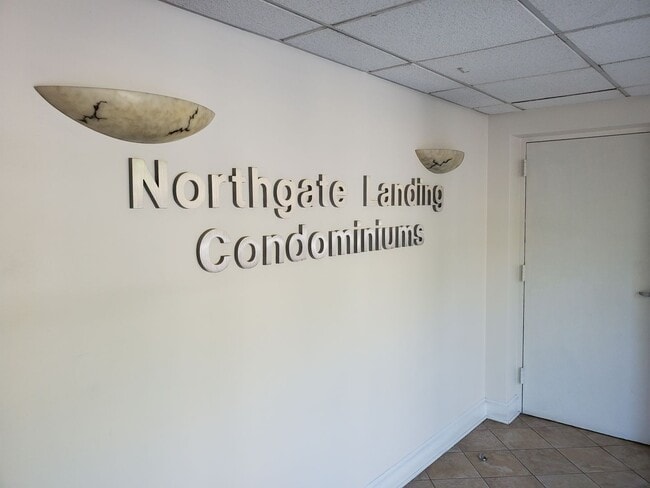 Building Photo - Rare 2-bedroom Condo On Lake Michigan in C...