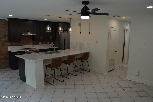 Foto del edificio - 1329 W St Mary Blvd