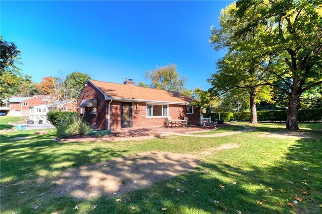 Building Photo - *Beautifully Renovated 3BD/1.5BA Single-Fa...