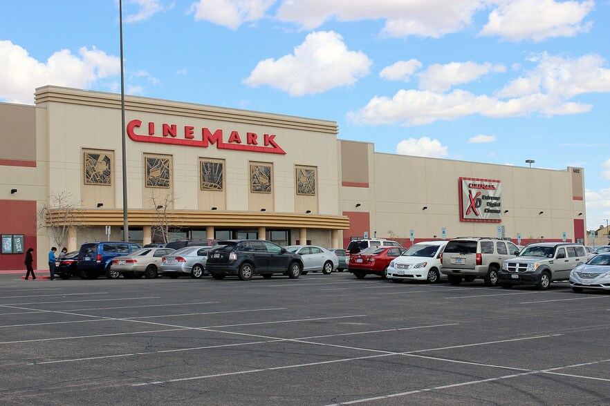 Featured Links The Apple Store is located in Cielo Vista Mall, at Gateway West Boulevard in El Paso, TX. Traveling on I, exit Hawkins and head north. Cielo Vista Mall is on the left, before Viscount Street.