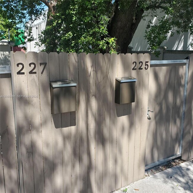 Foto del edificio - 225 NW 59th St