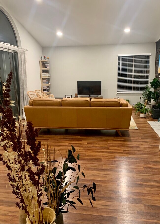 Sala/Comedor - 647 Hovey Way