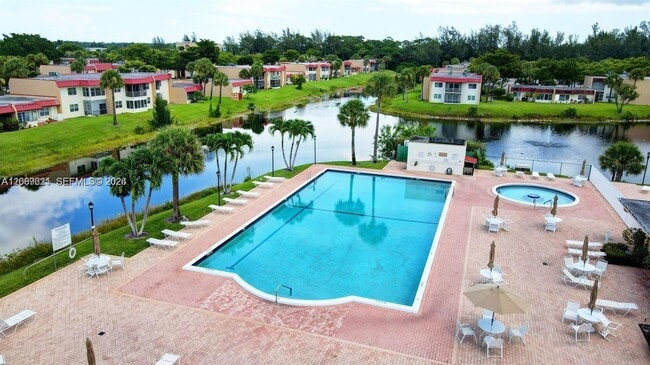 Foto del edificio - 136 Lake Dora Dr