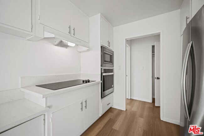 Building Photo - 11920 Montana Ave