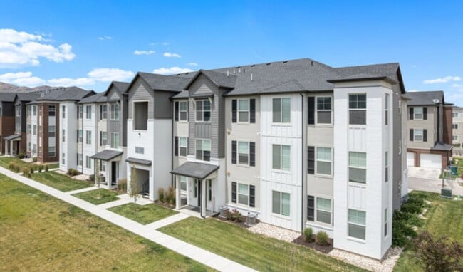 Building Photo - Amenity-Rich Top-Floor Condo in Lehi