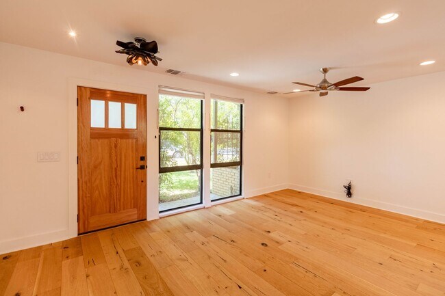 Building Photo - Beautiful 3 bedroom home minutes from Down...