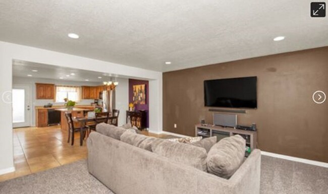 Building Photo - 1587 Sandalwood Dr