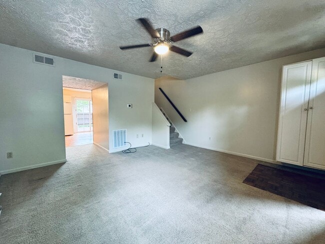 Building Photo - Comfort and Convenience