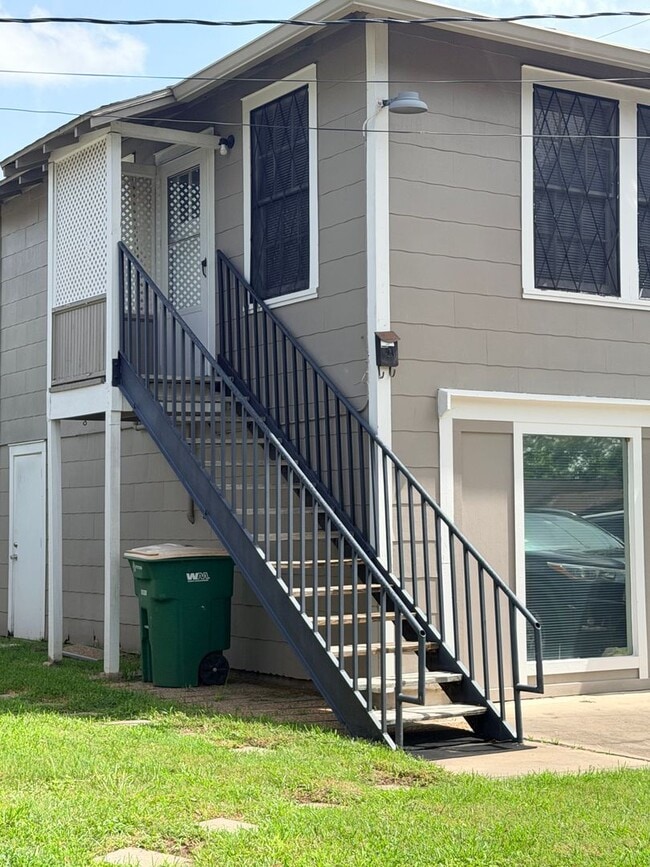 Building Photo - 110 Lantana Ave