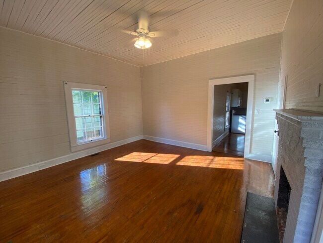 Building Photo - 229 College St