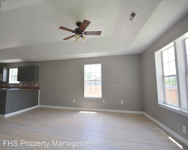 Building Photo - 3 br, 2 bath House - 1818 N Weller Ave