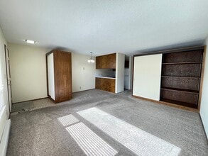 Building Photo - 530 Burnett Ave N