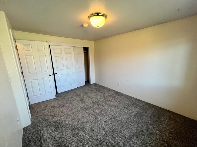 Building Photo - 763 Columbine Way