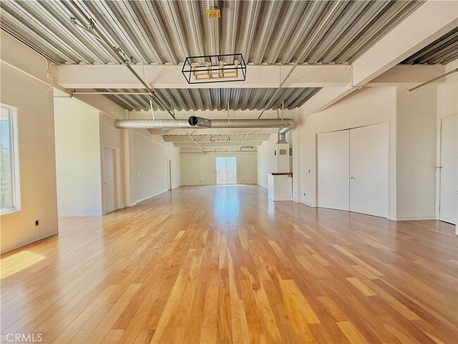 Foto del edificio - 312 W 5th St