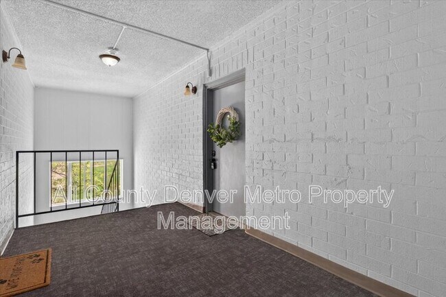 Building Photo - 1400 Golden Cir