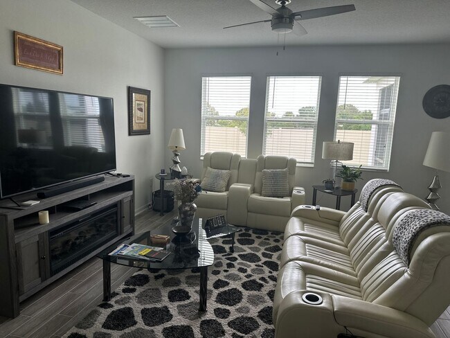 Foto del edificio - Beautiful 4 bedroom, 2 bathroom home near Legoland