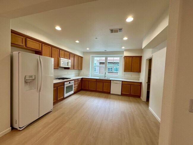 Building Photo - Remodeled Town home in Dublin