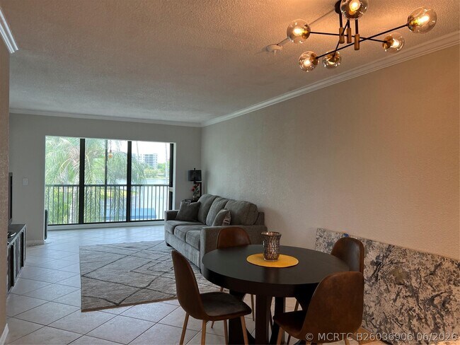 Building Photo - 2220 N Cypress Bend Dr