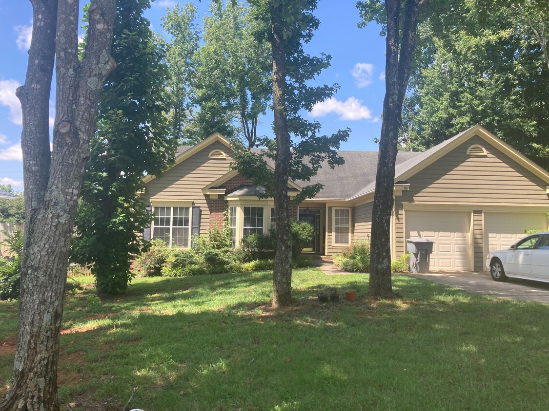 Foto principal - Three Bed Two Bath Home in Charlotte!