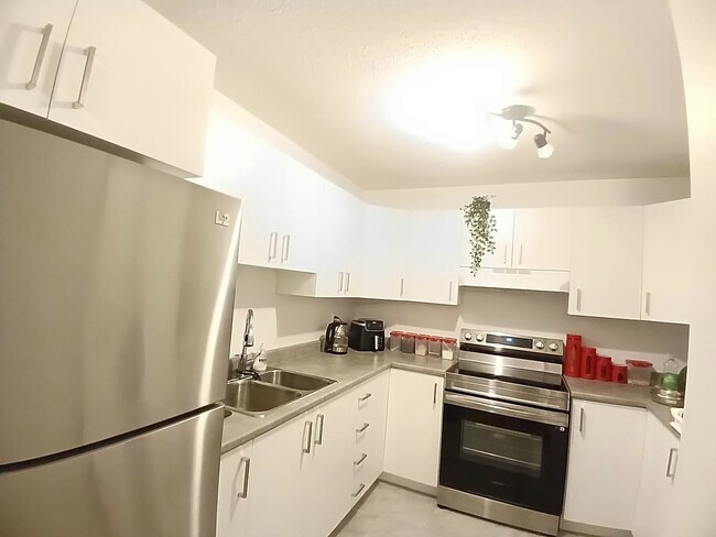 Building Photo - 678 Boul Des Hautes-Plaines