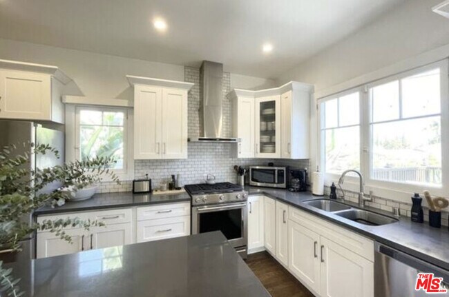 Foto del edificio - 3218 W 27th St