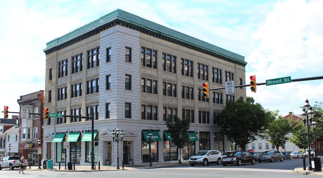 Primary Photo - 2 W Broad St