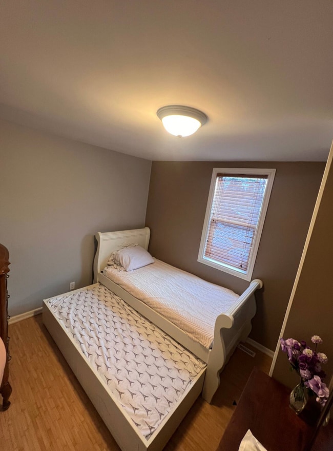 Photo du bâtiment - 1305 Forest St