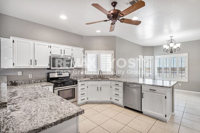 Foto del edificio - Beautiful home on large lot with pool and Solar!