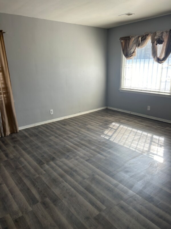 Building Photo - 518 W Ruth Ave