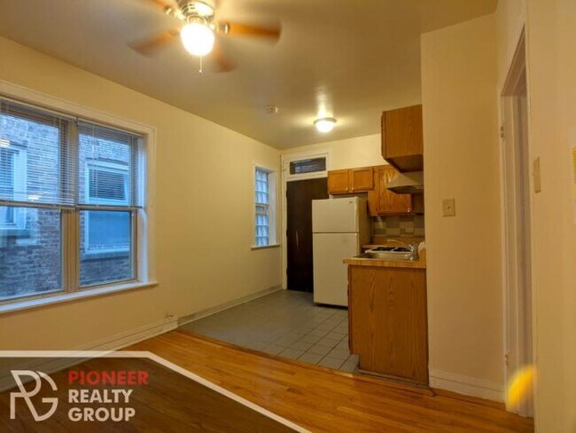 Building Photo - 1 bedroom in CHICAGO IL 60613