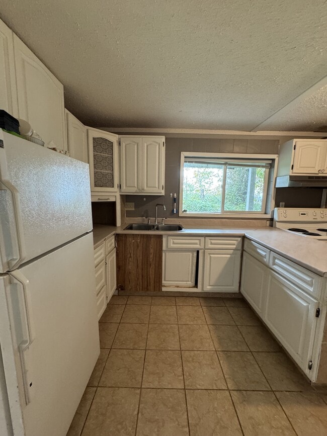 Building Photo - 33332-33334 4 Ave