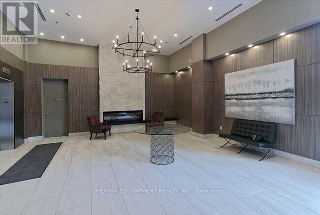 Photo du bâtiment - 560 N Service Rd