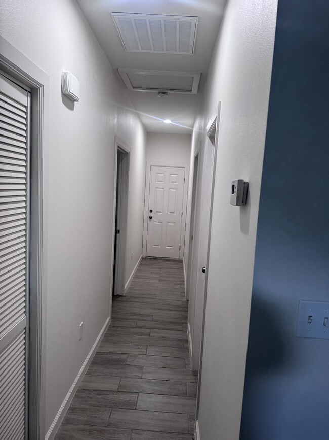 Foto del edificio - 2421 N Valley Cir