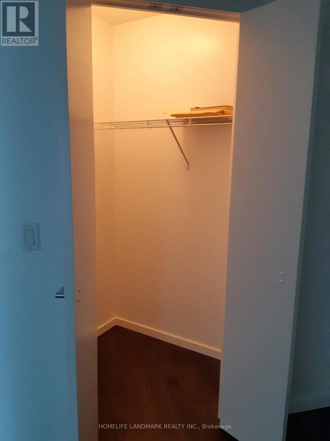 Building Photo - 8 York St