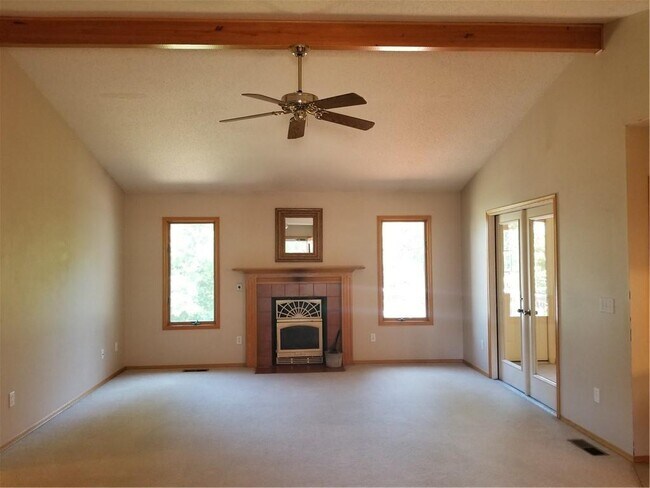 Building Photo - 18 Westbury Dr