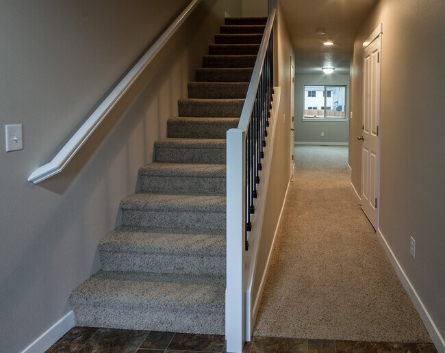 Building Photo - LIKE NEW TOWNHOME WITH A/C FOR LEASE - 591...