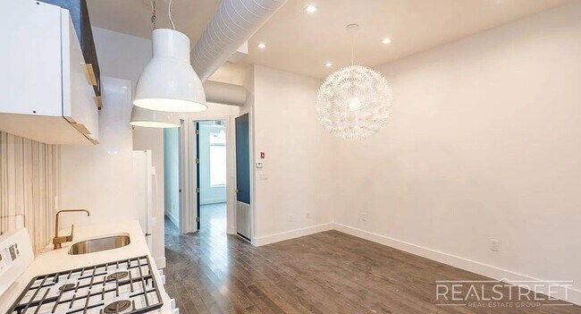 Foto del edificio - Massive 3 Bed (Flex 4 Bed) 3.5 Bath Duplex with Private Backyard in Bed-Stuy