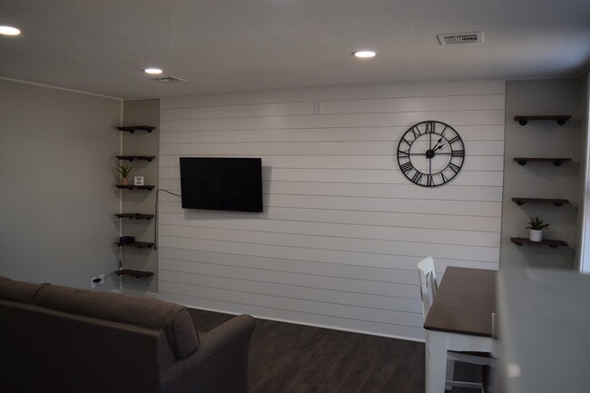 Building Photo - 113 N Cedar Ave