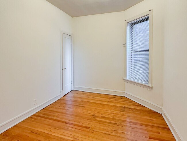 Foto del edificio - 3056 N Greenview Ave