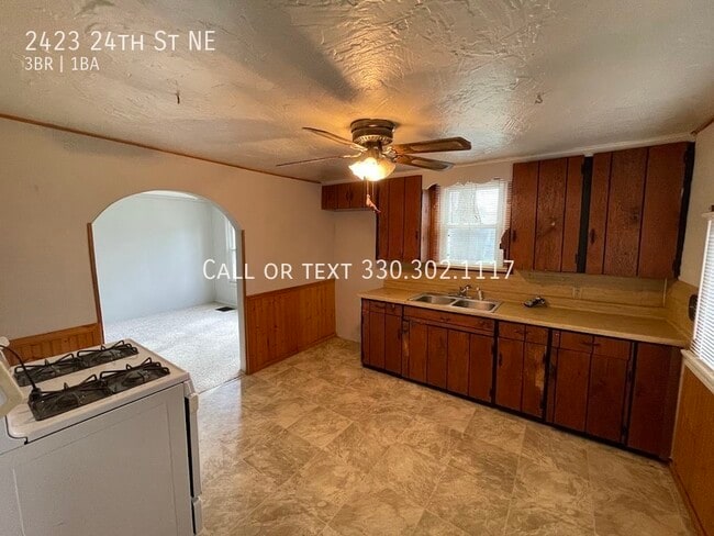 Building Photo - Three bedroom one bathroom home for rent