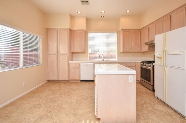 Foto del edificio - Beautiful Spacious 3BR/2.5BA Located in th...