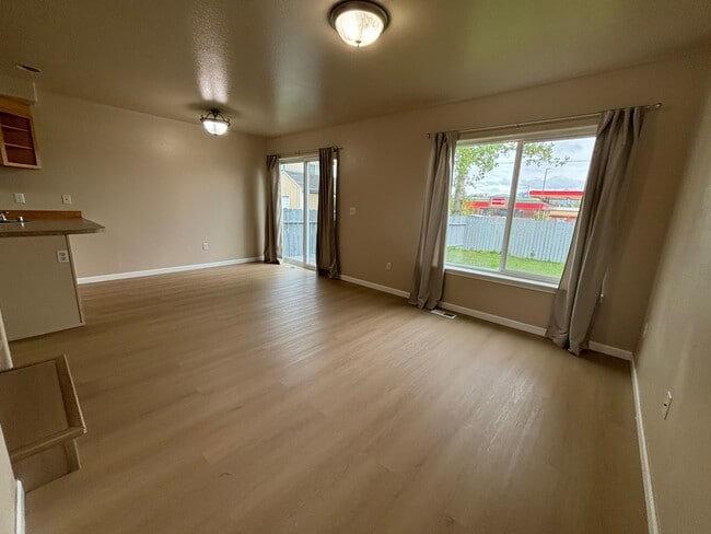 Foto del edificio - 8819 Lakehurst Dr