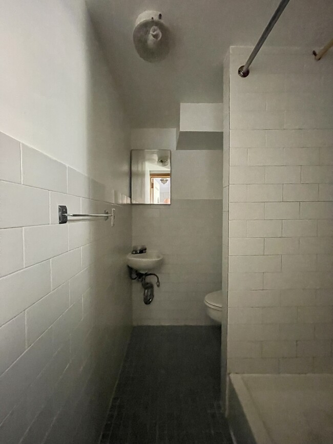 Building Photo - 442 W 238th St
