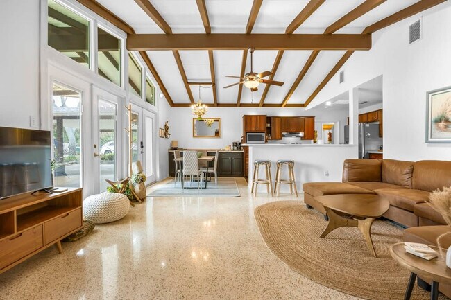 Building Photo - 936 Santa Cruz Rd