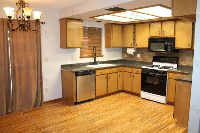 Building Photo - LAKE LOS ANGELES 3BD/BONUS/2BATH HOUSE