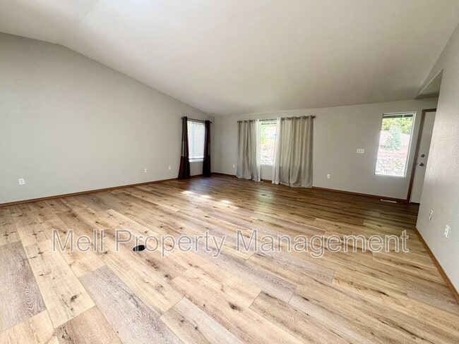 Building Photo - 321 E Vine Maple Ln